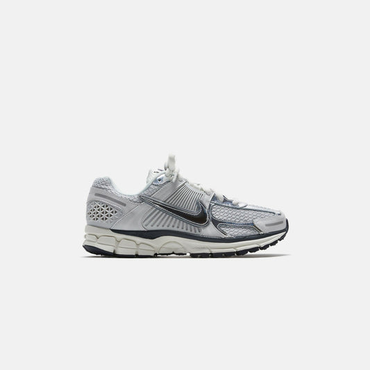 Nike WMNS Zoom Vomero 5 - Photon Dust / Chrome / Gridiron / Sail | Kith