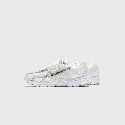 Nike WMNS Zoom Vomero 5 - Metallic White / Metallic Silver / Summit Wh | Kith