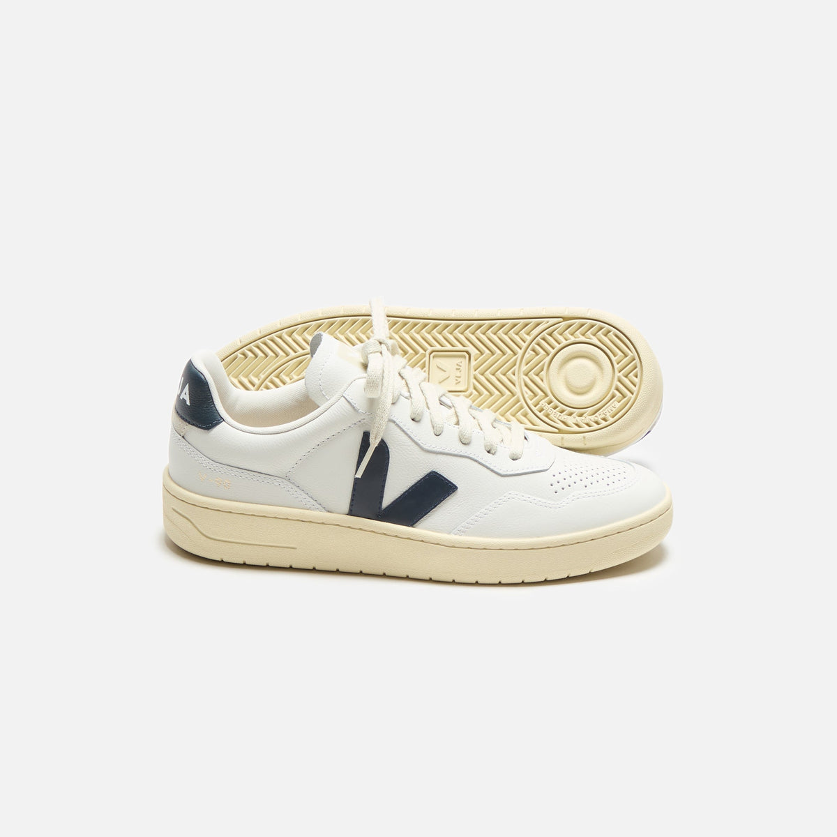 Veja V-90 - Extra White / Nautico | Kith