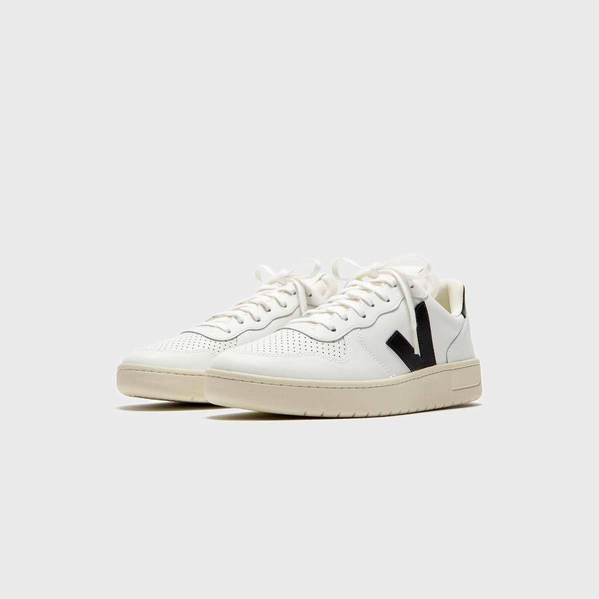 Veja V-10 - Extra White / Black | Kith